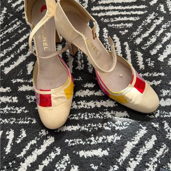 CHANEL Pink and White Mary Jane Heels with Vintage Charm - Picture 3 of 4